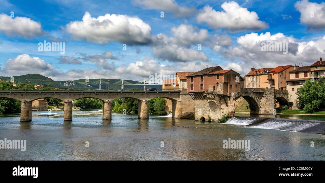 Vecchia città ponte di Millau sul fiume Tarn, Parco Naturale Regionale dei Grands Causses. Aveyron Department, Occitanie, Francia Foto Stock