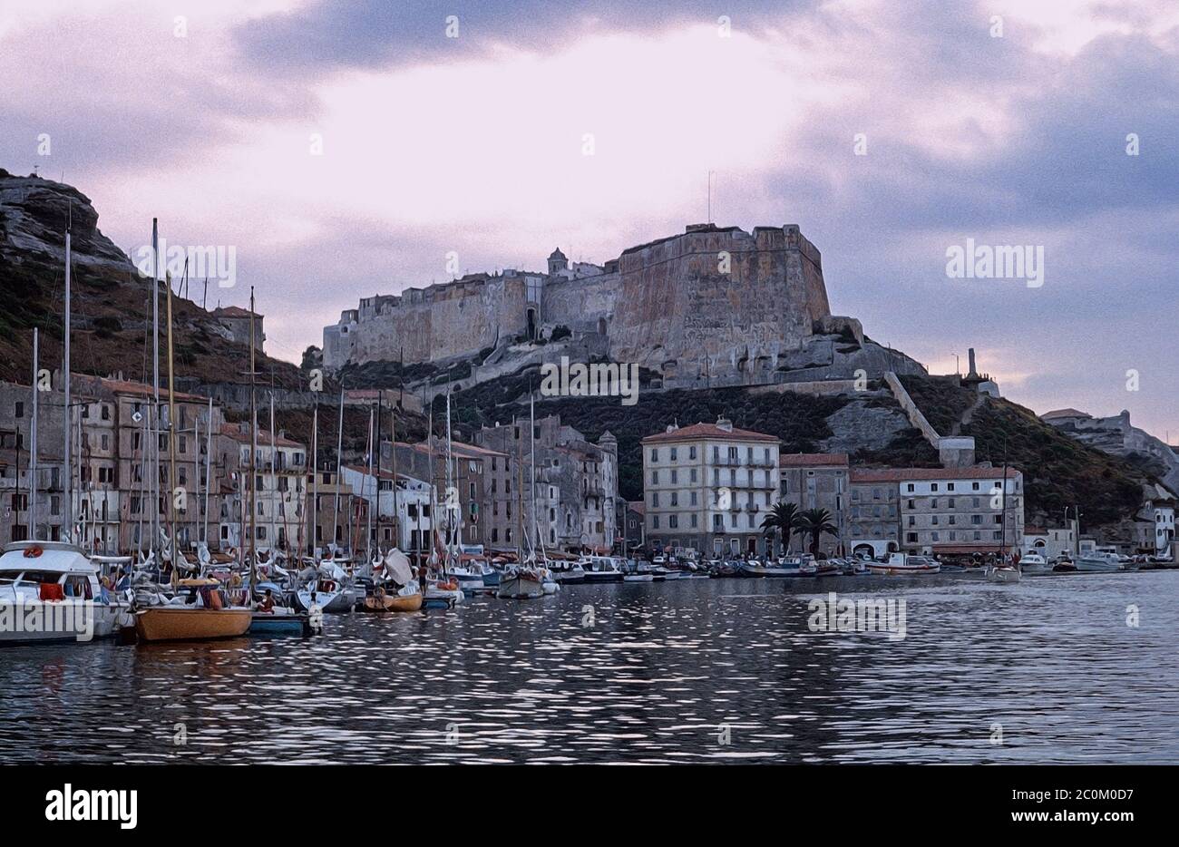 Illustrazione fotografica  la cittadella di Bonafacio si erge orgogliosa sopra il porto nel fresco della sera Foto Stock