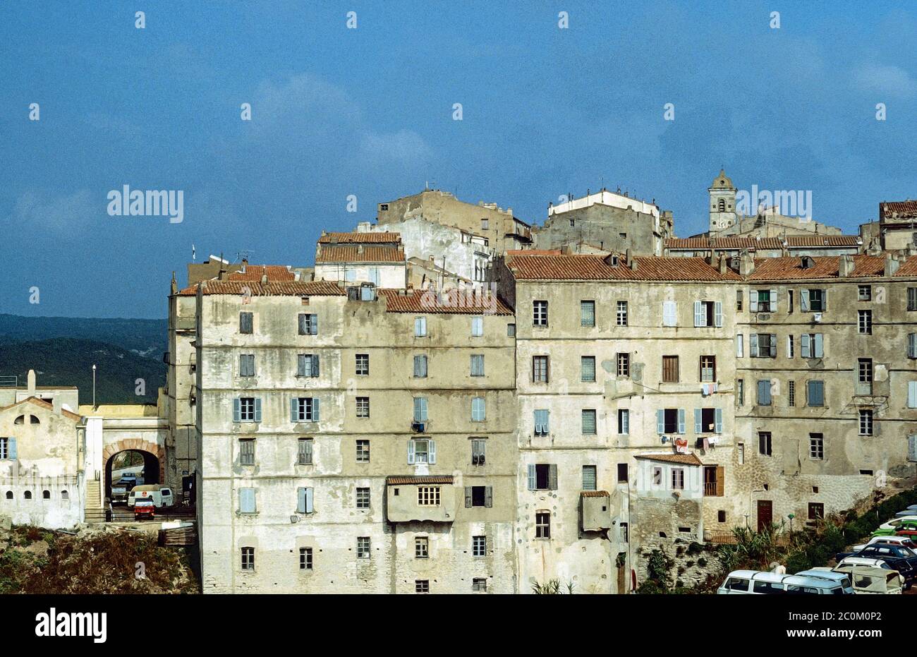 Illustrazione fotografica  Antica abitazione appesa alla scogliera precariosamente alla Cittadella Bonafacio in Corsica Foto Stock