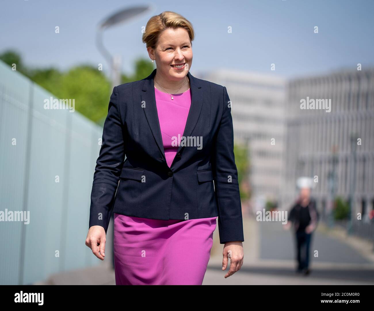 Berlino, Germania. 12 giugno 2020. Franziska Giffey (SPD), Ministro federale della famiglia, anziani, donne e giovani, viene dalla Cancelleria federale per una dichiarazione stampa. Il tema era il bonus per bambini, adottato nella riunione del Gabinetto federale come parte di un pacchetto di stimoli economici globale. Il ciclo di ministri aveva discusso di come sostenere l'economia tedesca, che soffre delle restrizioni imposte dalla crisi di Corona. Credit: Kay Nietfeld/dpa/Alamy Live News Foto Stock