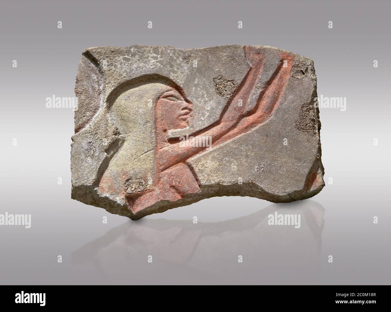 Antico blocco Talatat egiziano con un'adoriatrice femminile di rilievo giocatore tamburello, arenaria, nuovo Regno, XVIII dinastia (1353-1336 a.C.), Tebe, Karnac Foto Stock