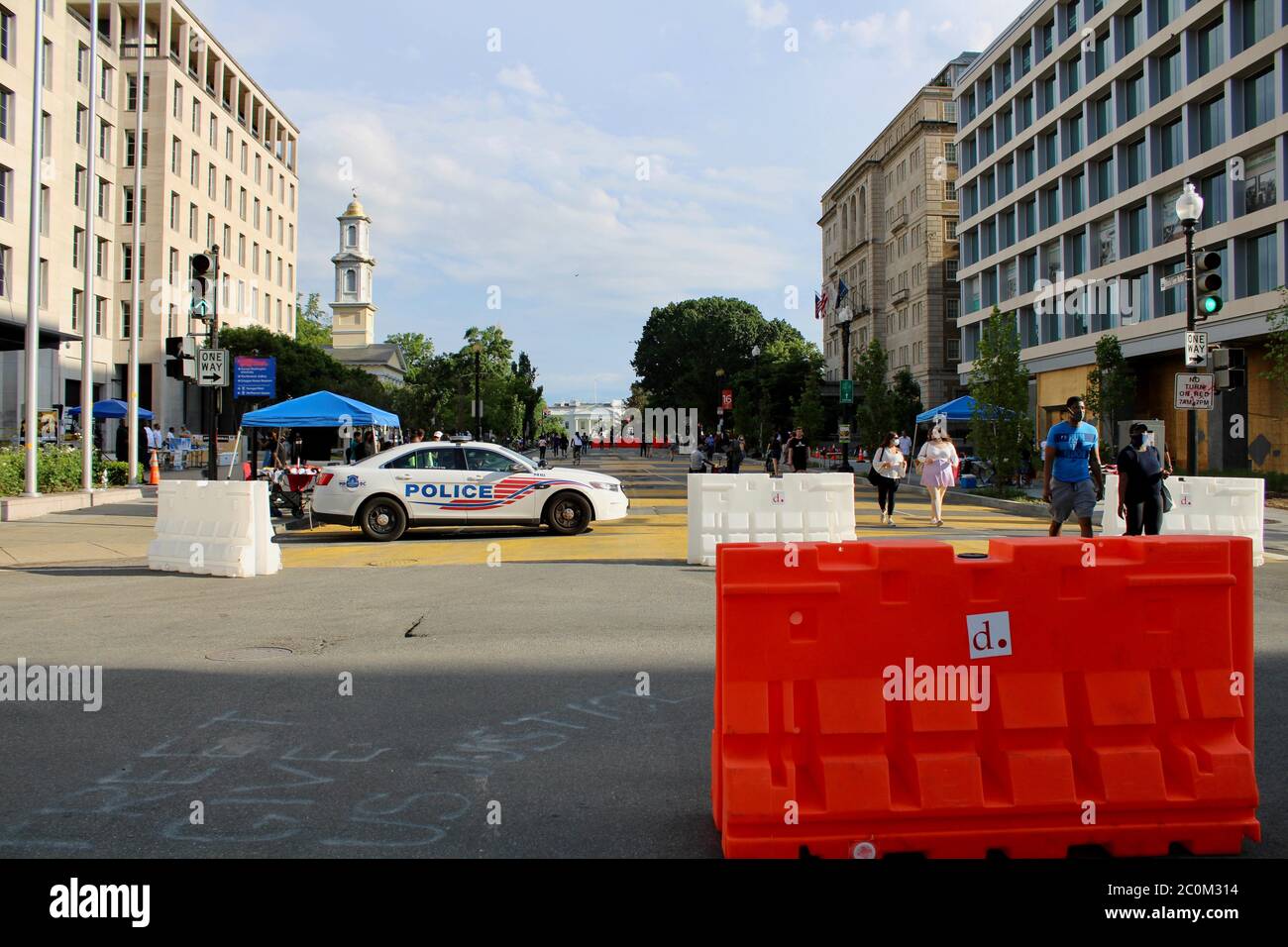 11 giugno 2020, Washington D.C, District of Columbia, U.S: Siamo qui per aiutare 'adesivo sulla finestra colorata di macchina di polizia, dove quattro polizia in rivolta si trovano in veicoli in completo equipaggiamento da battaglia, con fucili d'assalto schiantato sulle loro spalle, tutto il giorno e la notte, Intorno alle Black Lives Matter Street proteste a Washington, DC stanno mantenendo una nascita ampia e quasi tutti i funzionari di polizia visti per gli ultimi due giorni è afroamericano. La polizia in auto e per le strade osservate da questo fotogiornalista appaiono allertate ma rilassate. Oggi la recinzione che il presidente Trump aveva ordinato di costruire intorno al Whi Foto Stock