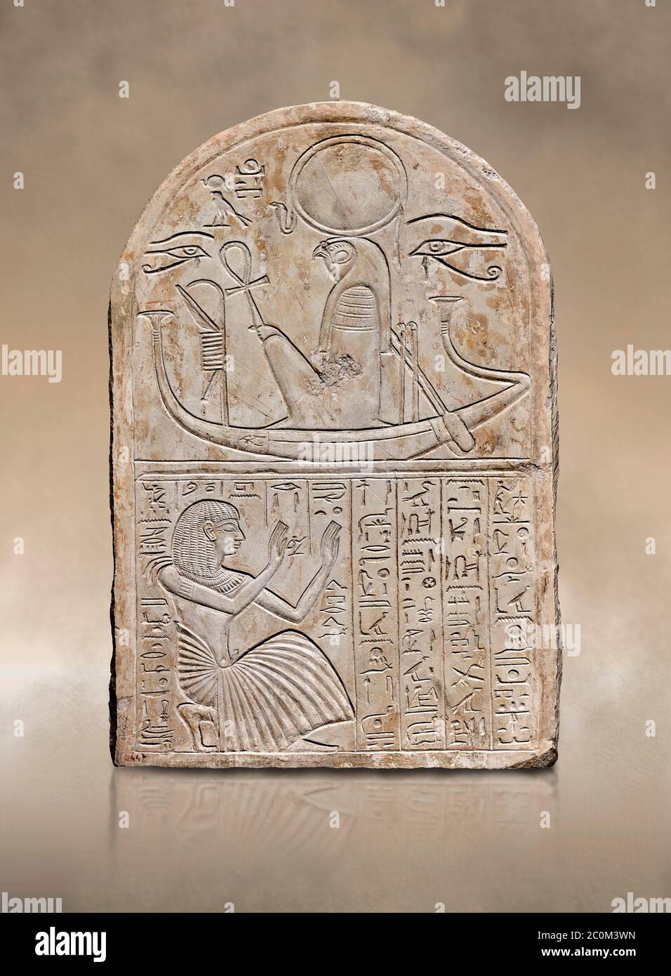 Antica stele egiziana dedicata a Re-Harakhty di Pay, Limestone, nuovo Regno, XIX dinastia, (1292-1190 a.C.), Deir el-Medina, Schiaprelli ca Foto Stock