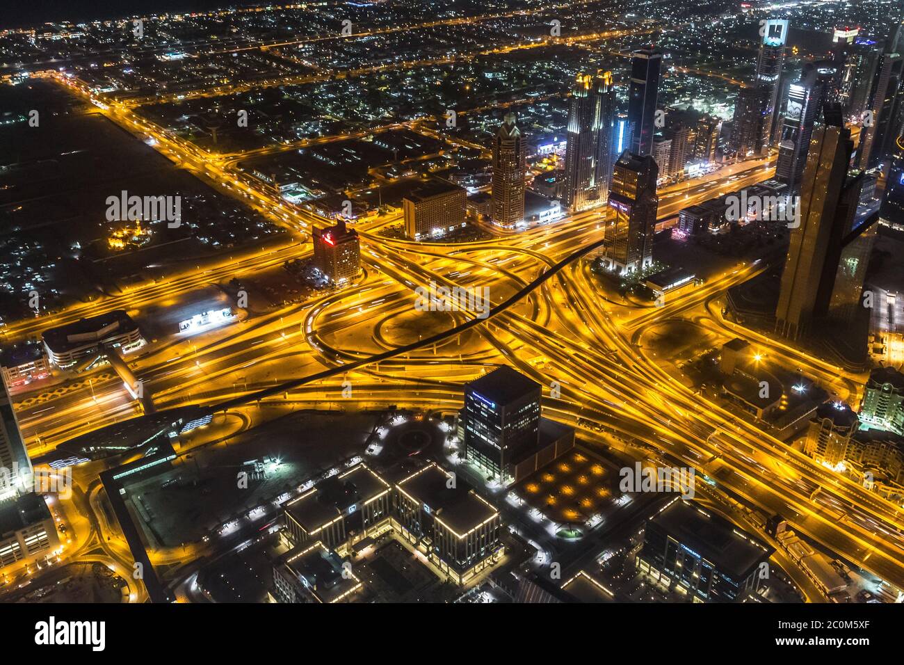 Scena notturna del centro di Dubai con luci della città, Foto Stock