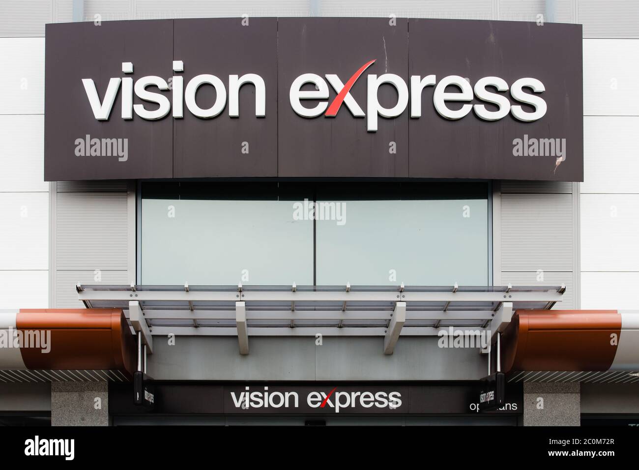 Newport, Galles, Regno Unito. 12 giugno 2020. Logo dello storefront di Vision Express. Foto Stock