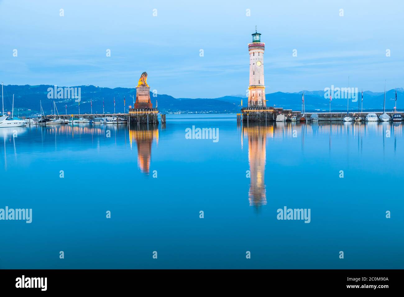 Vista notturna del faro al porto di Lindau, Lago di Costanza in Germania. Bodensee. Foto Stock