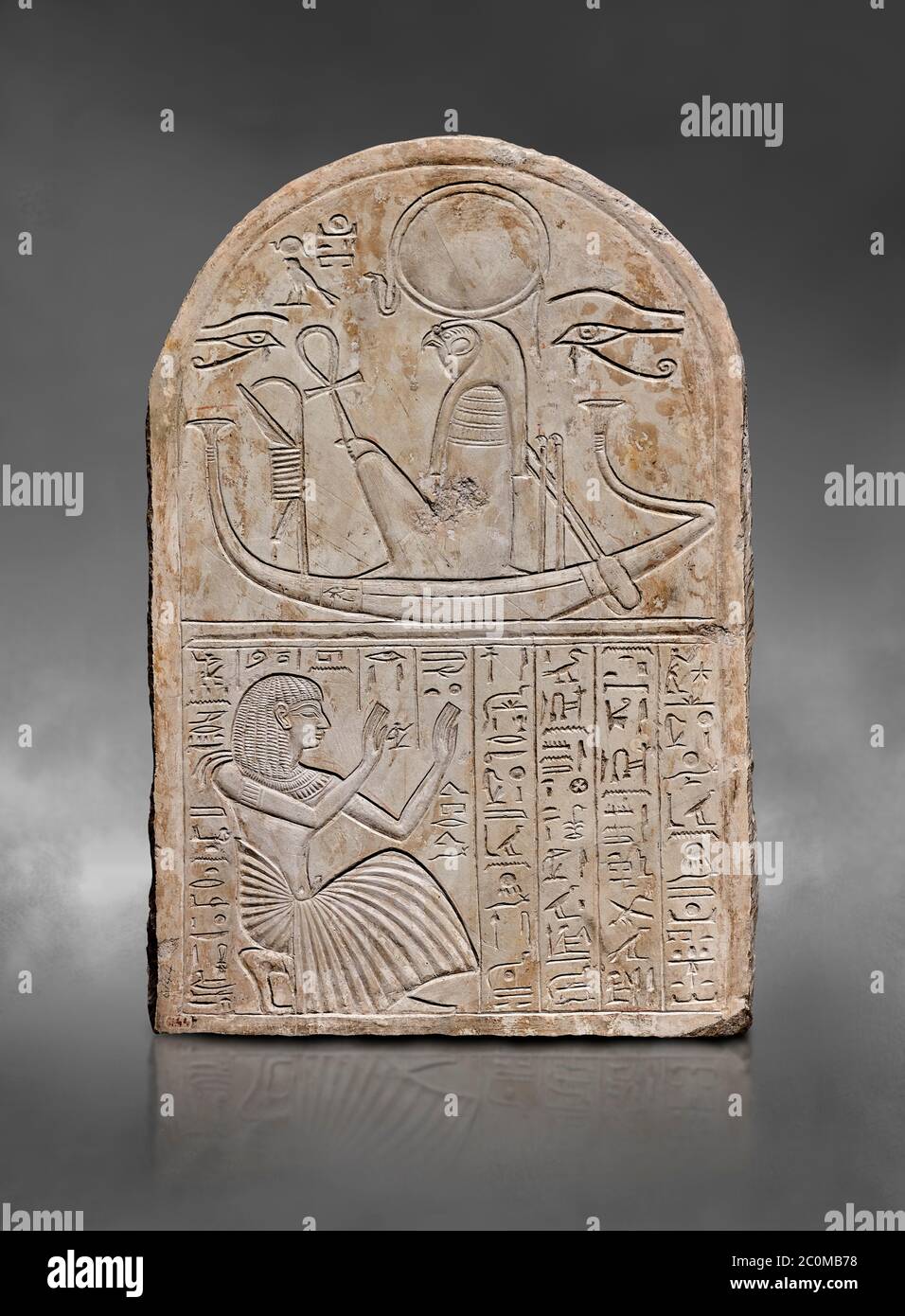 Antica stele egiziana dedicata a Re-Harakhty di Pay, Limestone, nuovo Regno, XIX dinastia, (1292-1190 a.C.), Deir el-Medina, Schiaprelli ca Foto Stock