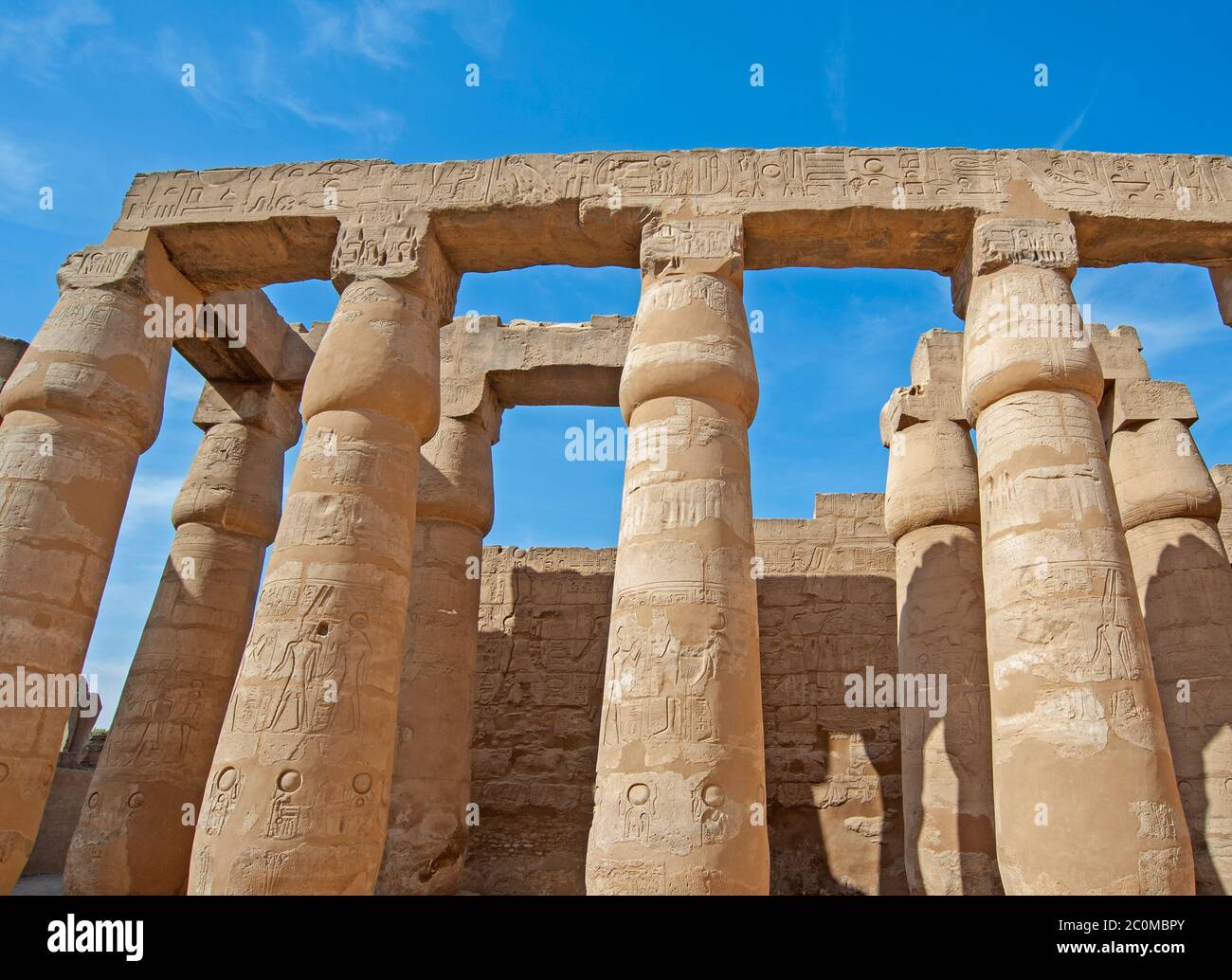 Sculture geroglipiche su colonne presso l'antico tempio egiziano Luxor Foto Stock