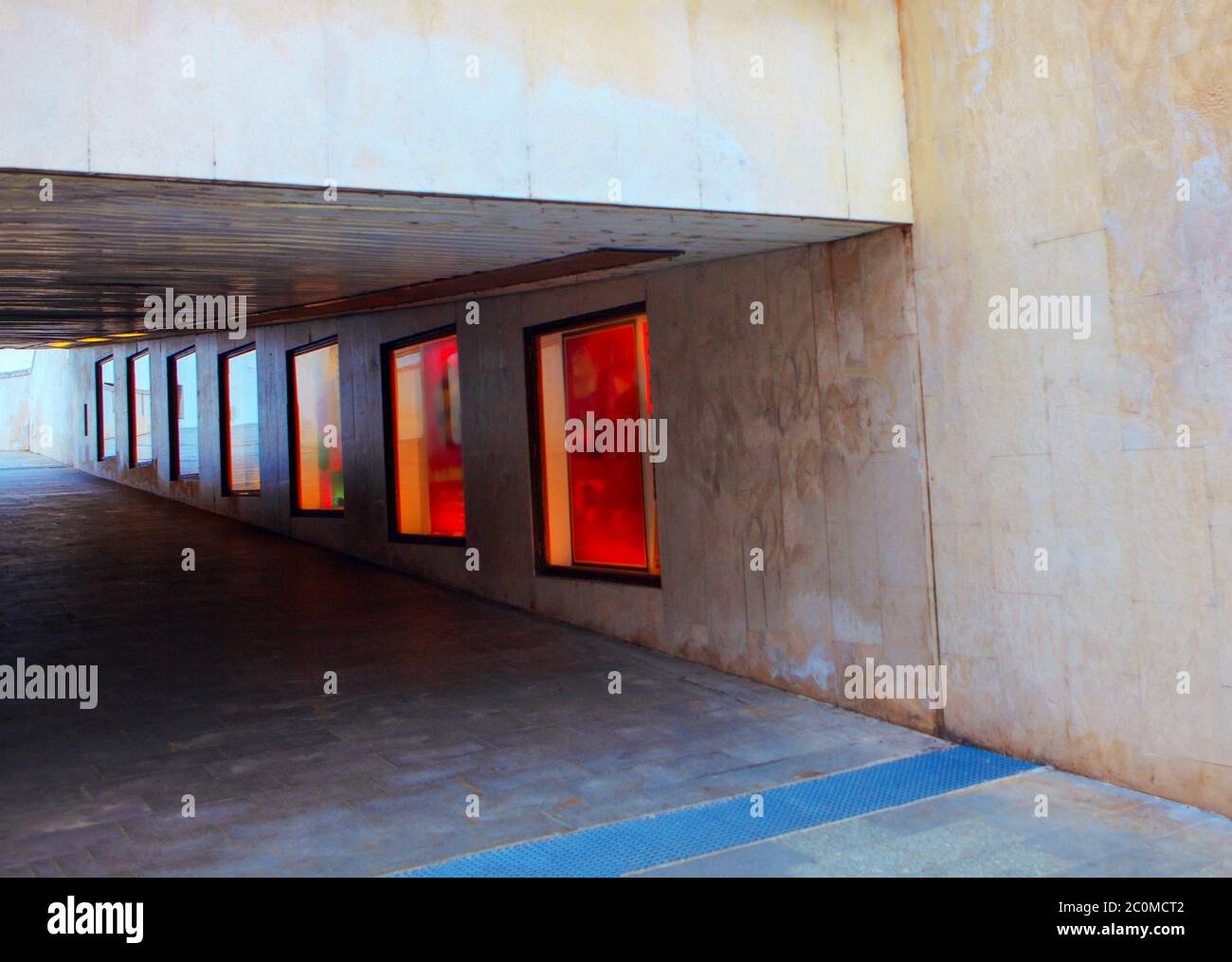 moderno tunnel pedonale con galleria Foto Stock