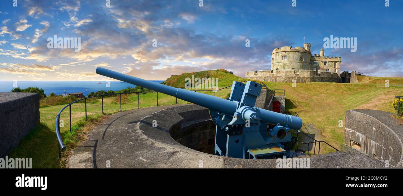 Castello di Pendennis e una pistola cosatale per la defazione che si affaccia sul porto di Falmouth, Cornovaglia, Inghilterra Foto Stock