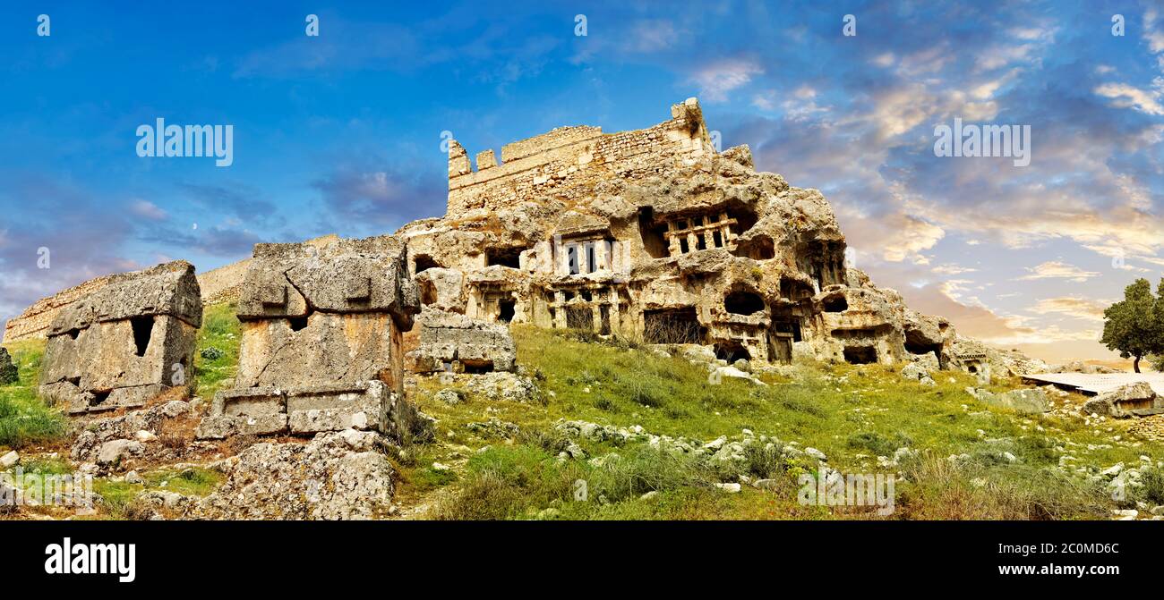 Tlos acropolis e la casa licana e tempio-tipo tombe scavate nella roccia. Tlos è il luogo in cui visse il mitologico eroe Bellerophon alato cavallo volante Pegasus. Ana Foto Stock