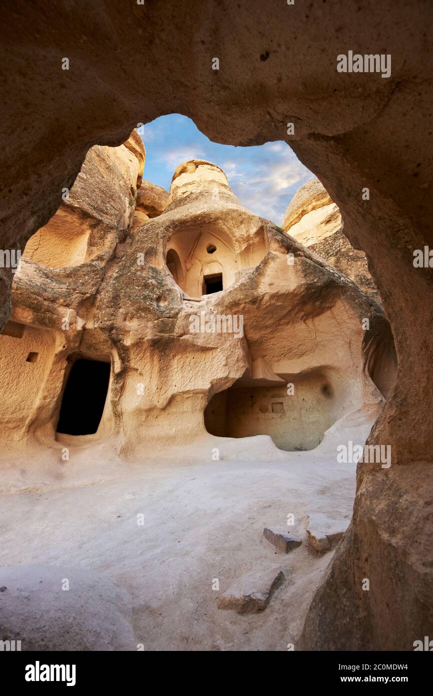 La fata camino roccia chiesa cristiana di Pasabag Valle, Monaci valle, vicino Goreme, Cappadocia, Nevsehir, Turchia Foto Stock