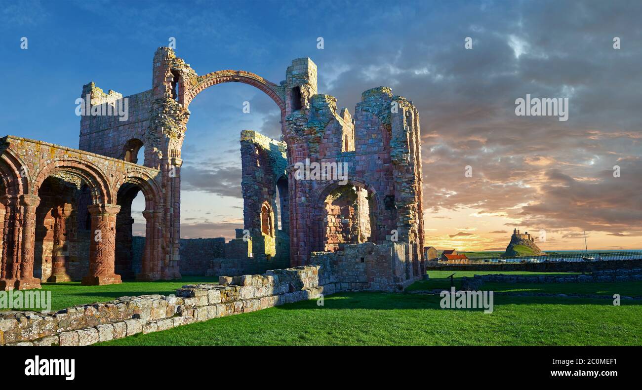 L'abbazia romanica di Lindisfarne, anglosassone, rovine al tramonto, Isola Santa, Lindisfarne, Northumbria, Inghilterra Foto Stock