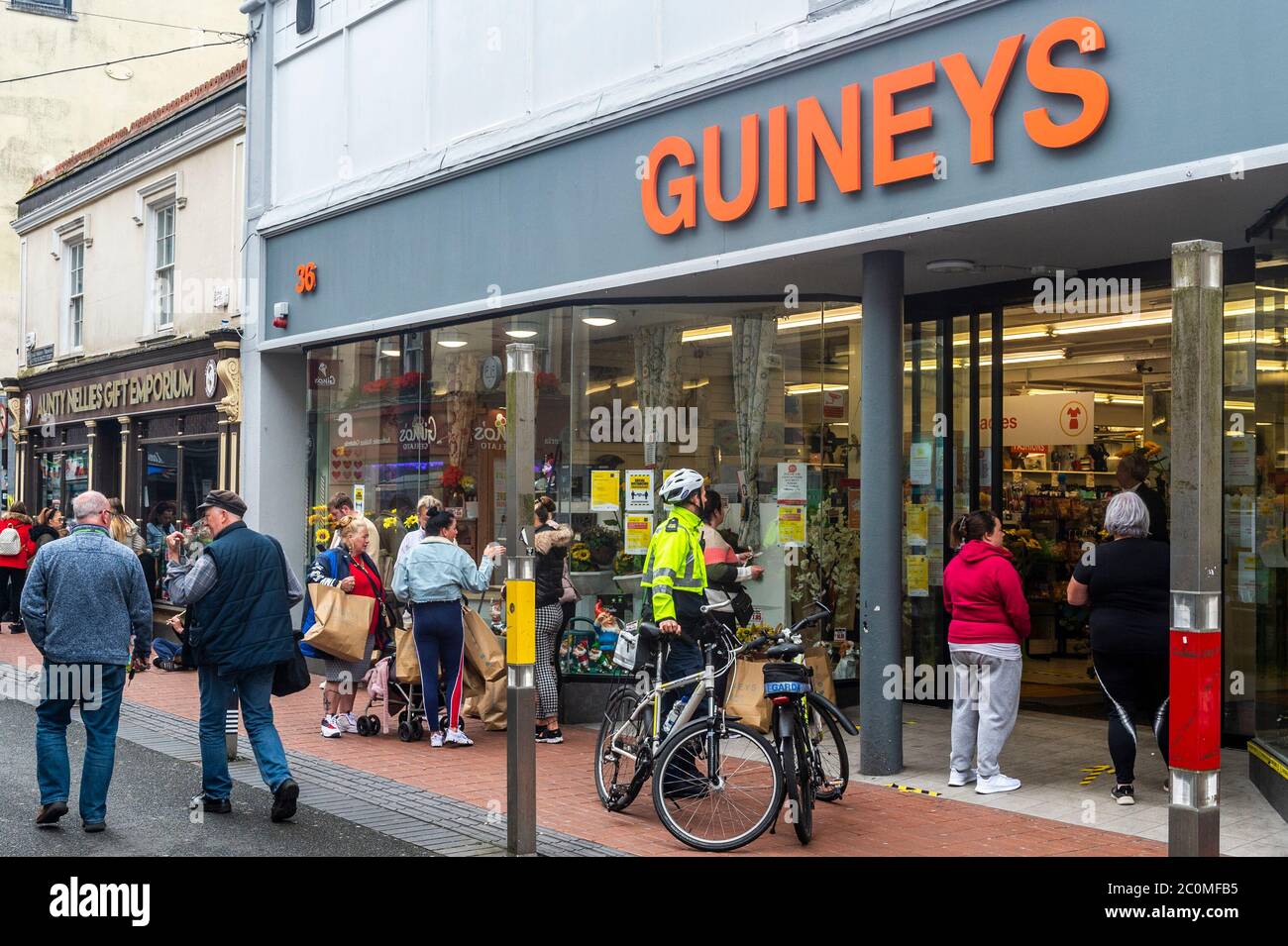 Cork, Irlanda. 12 giugno 2020. Gardai è stato chiamato al negozio Michael Guineys in Oliver Plunkett Street, città di Cork questa mattina per aiutare a controllare la folla di persone che accodano. Credit: Notizie dal vivo di AG/Alamy Foto Stock