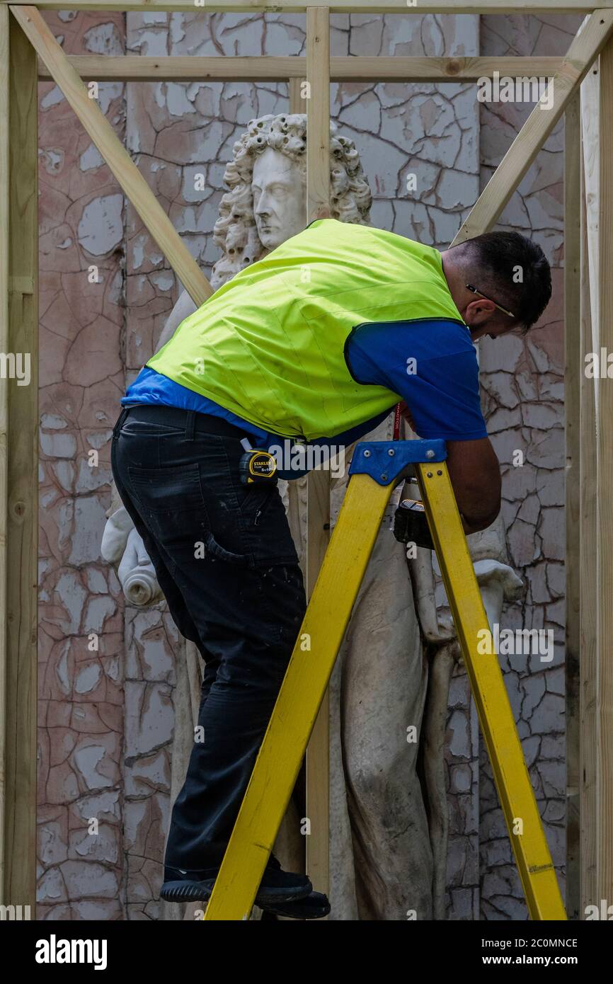 Londra, Regno Unito. 12 giugno 2020. La statua di Sir Robert Clayton, presso l'ospedale St Thomas', è coperta in risposta alle proteste di Black Lives Matter Credit: Guy Bell/Alamy Live News Foto Stock