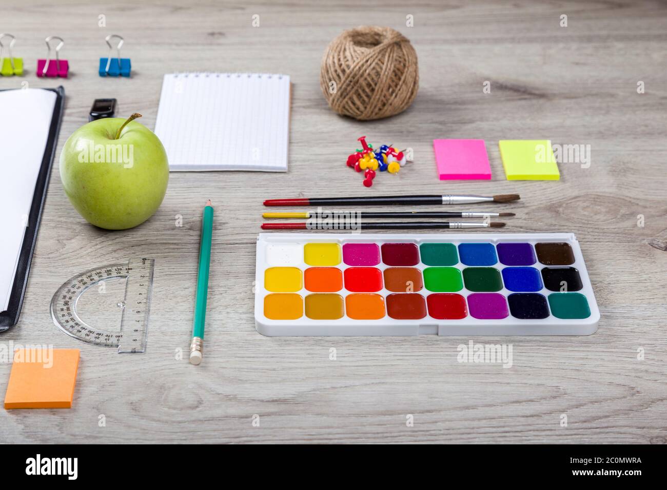 le forniture scolastiche con matite, vernice e governanti Foto Stock