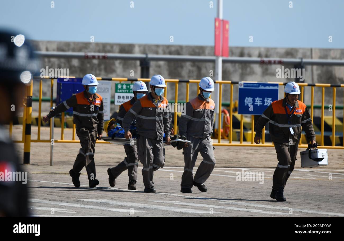 Haikou. 12 giugno 2020. I soccorritori trasferiscono la "persona infortunata" in un luogo sicuro durante l'esercitazione di emergenza al porto di Macun di Haikou nella provincia di Hainan, nella Cina meridionale, il 12 giugno 2020. L'esercitazione effettuata dall'ufficio marino di Haikou ha simulato una situazione di emergenza causata dalla fuoriuscita di una nave caricata con carichi pericolosi. Credit: Yang Guanyu/Xinhua/Alamy Live News Foto Stock