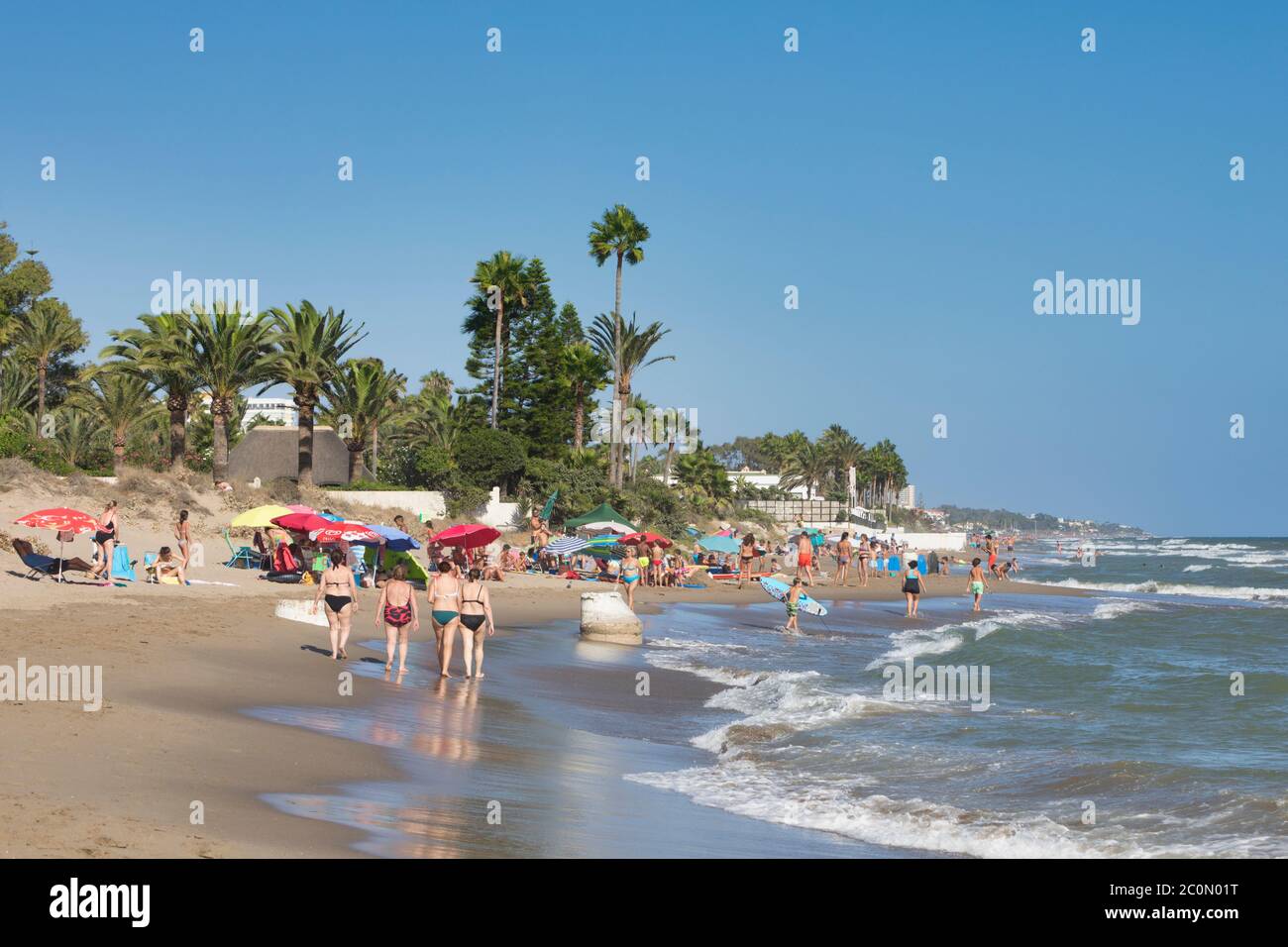 Spiaggia di Los Monteros vicino Marbella, Costa del Sol, Provincia di Malaga, Andalusia, Spagna. Foto Stock