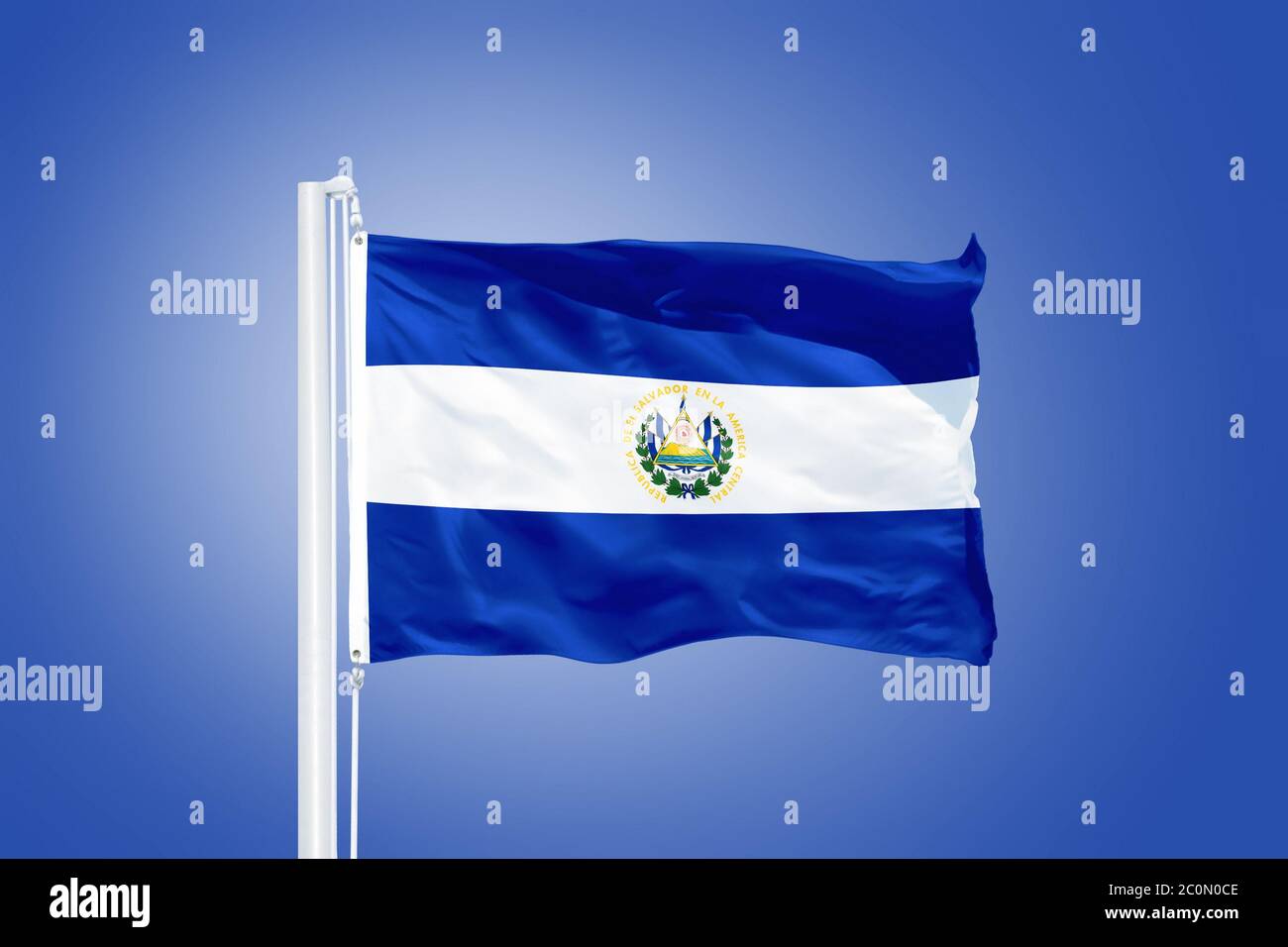 Bandiera di El Salvador che vola contro un cielo blu Foto Stock