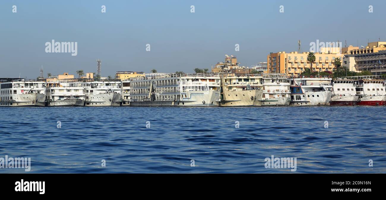 Le navi da passeggeri in piedi in porta sul Nilo Foto Stock