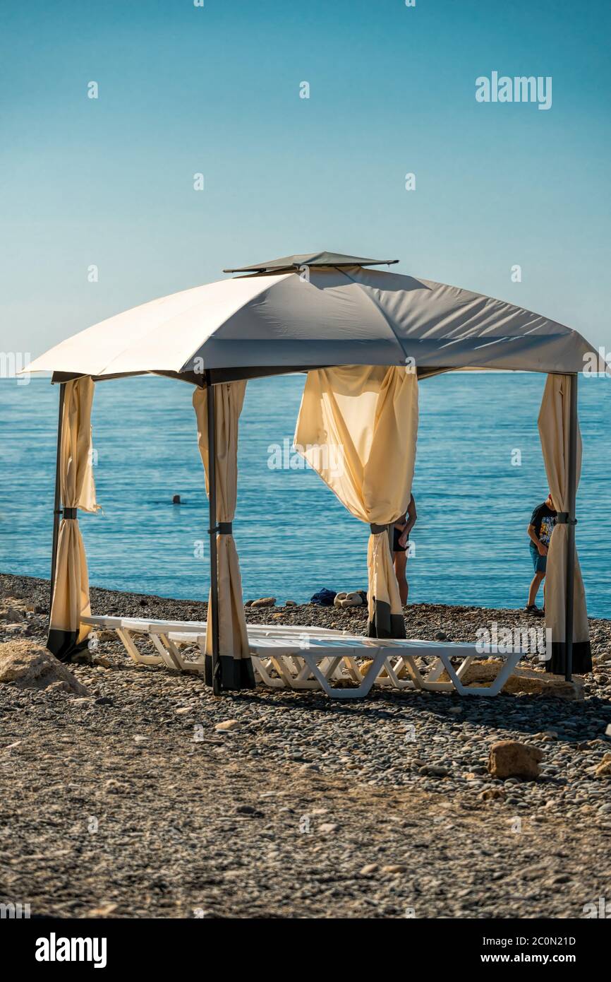 Canopy spiaggia bianca all'alba, mattina presto. Tende da spiaggia di lusso  presso un lussuoso resort sulla spiaggia. Concetto di spiaggia estiva,  relax e design tranquillo Foto stock - Alamy