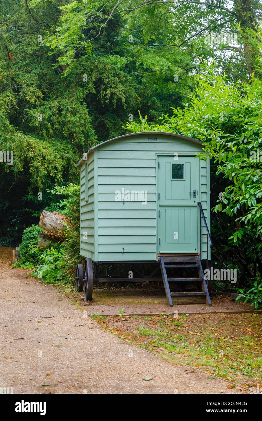 Una capanna di pastore di legno verde d'epoca (carro del pastore) su ruote Foto Stock