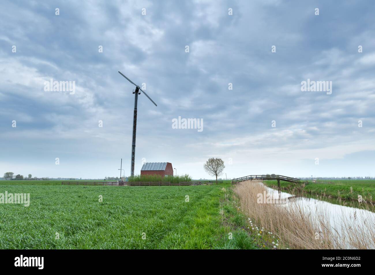 Turbina mulino su terreni agricoli olandesi Foto Stock
