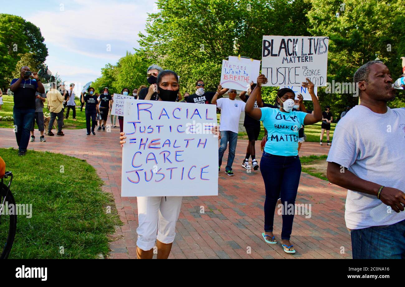 11 giugno 2020, Washington D.C, District of Columbia, U.S: Infermieri per Black Lives materia marciano e si unisce ai manifestanti. Oggi la recinzione che il presidente Trump aveva ordinato di costruire intorno alla Casa Bianca all'inizio delle proteste di George Floyd è scese, e i sostenitori della Black Lives Matter riempirono il parco di fronte al confine della Casa Bianca e alla 16th St., ora chiamata 'Black Lives Matter Street'. Molti uomini afro-americani hanno pronunciato discorsi potenti e appassionati che invocavano amore, unità e uguaglianza, mentre altri hanno testimoniato e disuguaglianze e razzismo, e un uomo bianco ha parlato di come Foto Stock