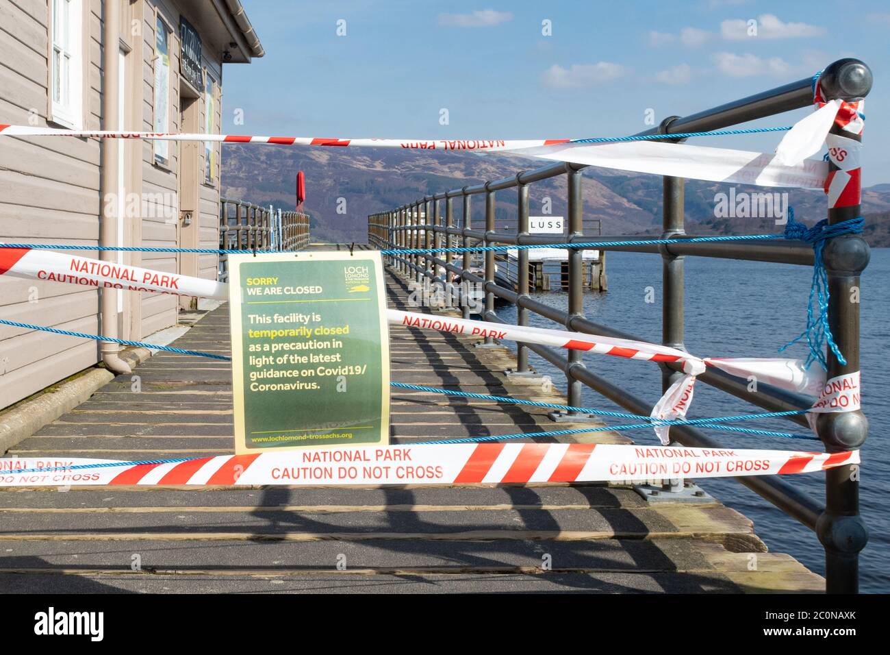 Luss Pier, Loch Lomond e il Trossachs National Park - chiuso durante la pandemia del coronavirus 2020, Luss, Scozia, Regno Unito Foto Stock