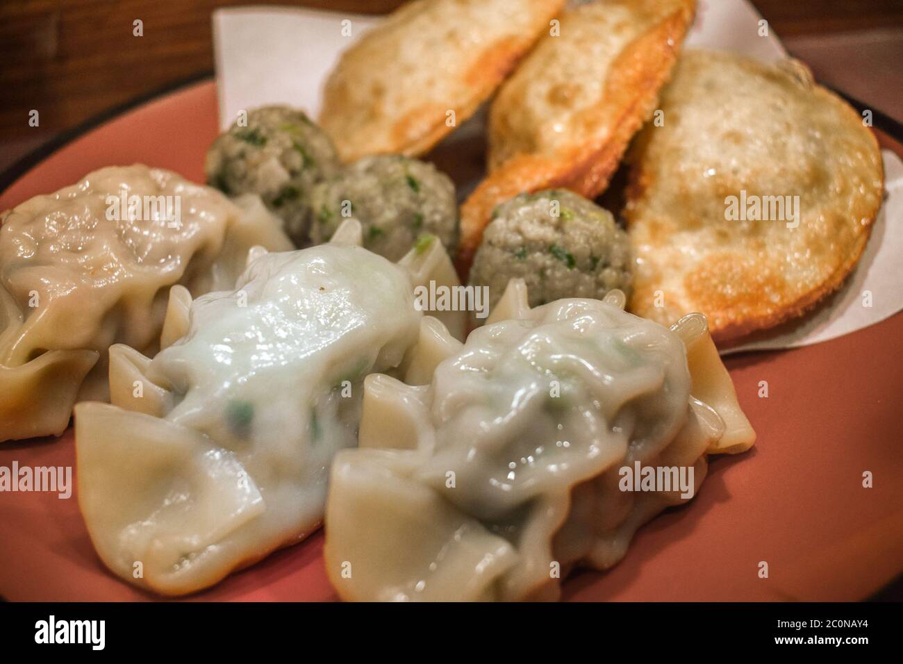 Tipici gnocchi di zuppa coreani cotti e fritti con carne Foto Stock