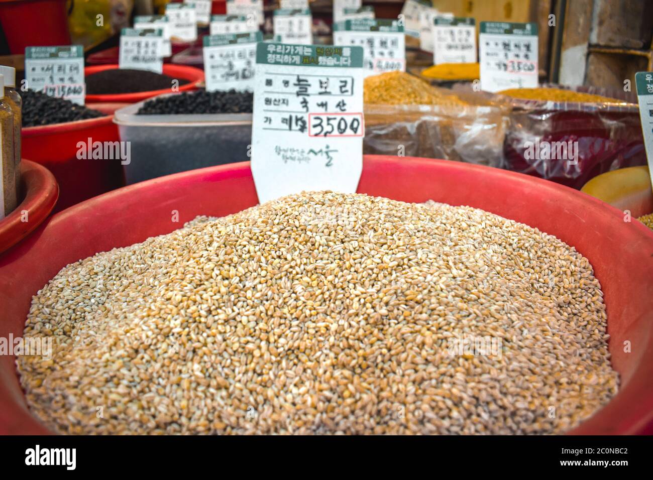 Borse con grani colorati e grano venduti su un mercato di strada in Busan Corea del Sud Foto Stock