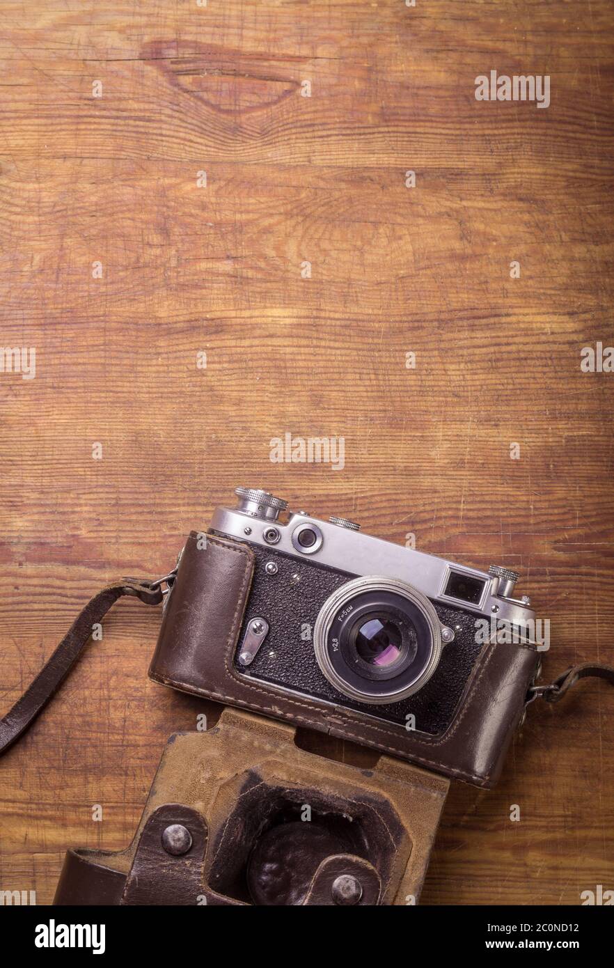 Telecamera retrò su tavolo in legno Foto Stock