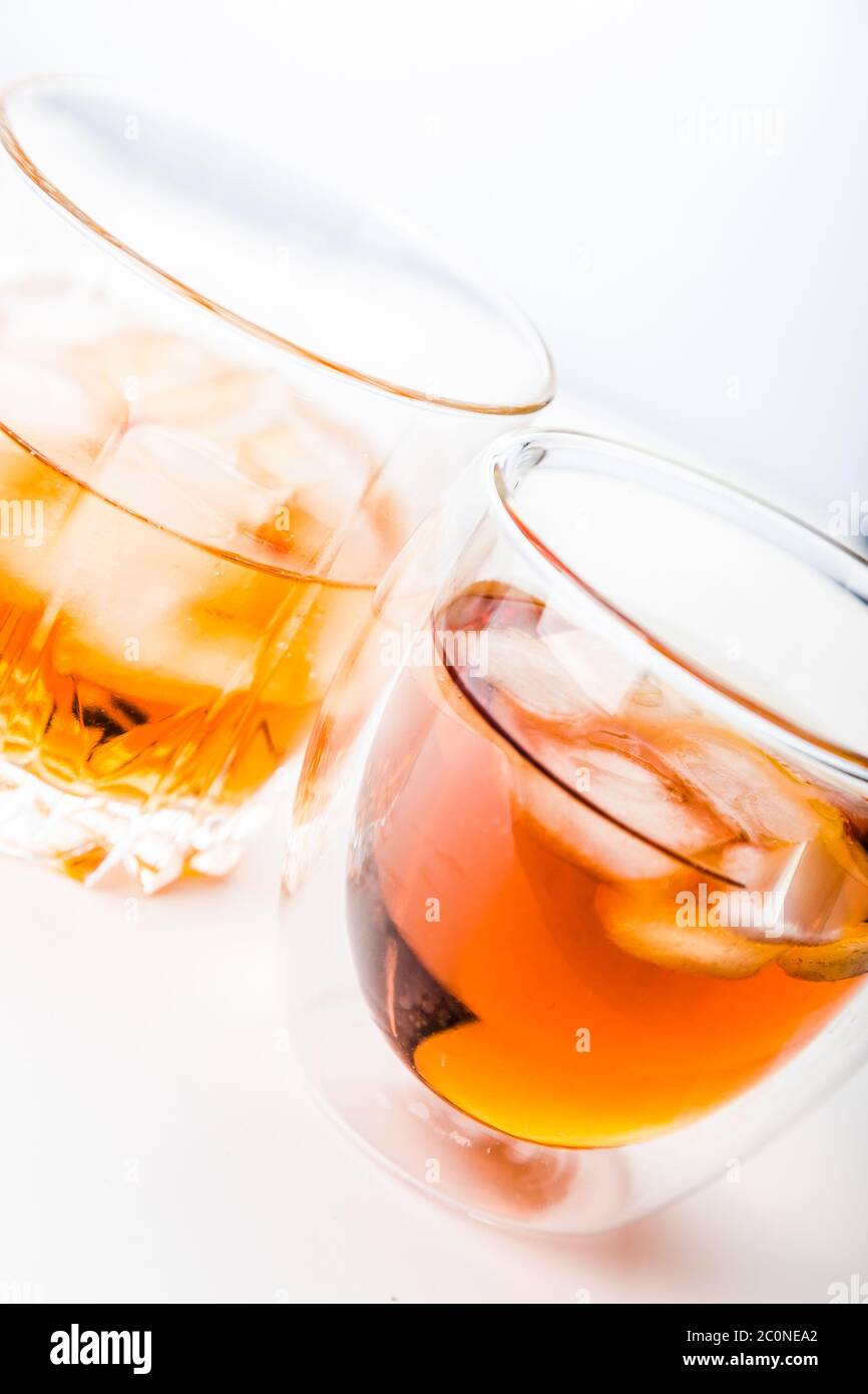 Due bicchieri diversi di whisky Foto Stock