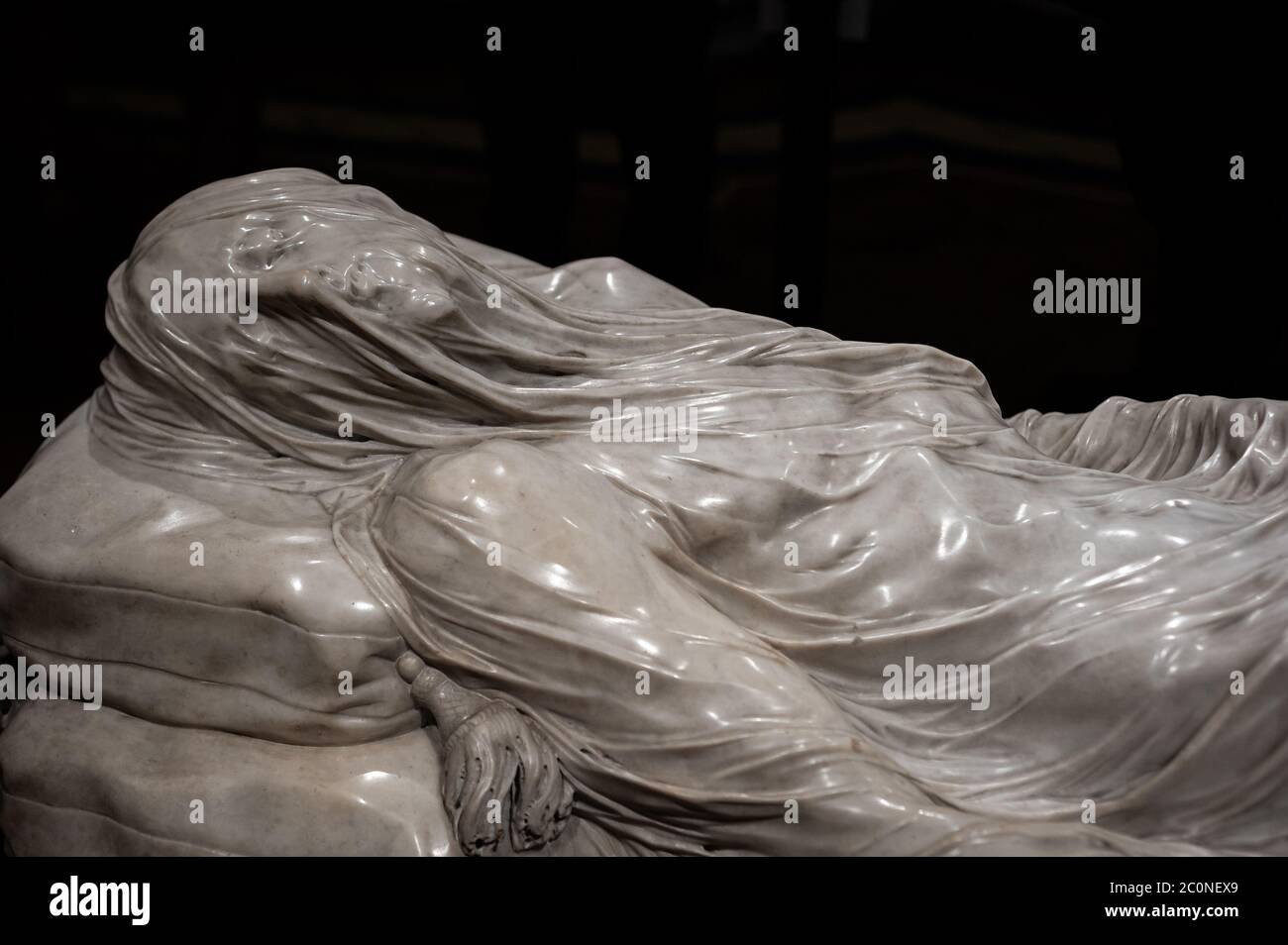 Napoli, Italia. 11 Giugno 2020. NAPOLI, ITALIA - 11 GIUGNO - la statua di Cristo velato al Museo della Cappella Sansevero nella giornata di apertura del Museo, 11 giugno 2020, dopo il Lockdown Nazionale per contenere l'epidemia di Covid-19. Molte aziende italiane sono state autorizzate a riaprire dopo più di due mesi di chiusura nazionale, per fermare la diffusione del Covid-19, in quanto anche questi musei e siti culturali riaprono al pubblico con le distanze sociali e le norme igieniche dettate dal governo. Credit: Manuel Dorati/ZUMA Wire/Alamy Live News Foto Stock