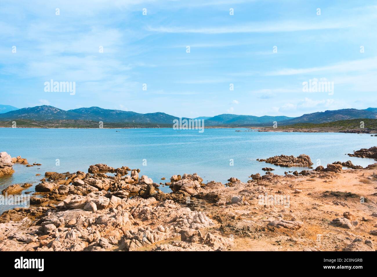 Una vista delle formazioni rocciose in La Tonnara, sulla costa meridionale della Corsica, Francia, con la calma del mar Mediterraneo in background Foto Stock