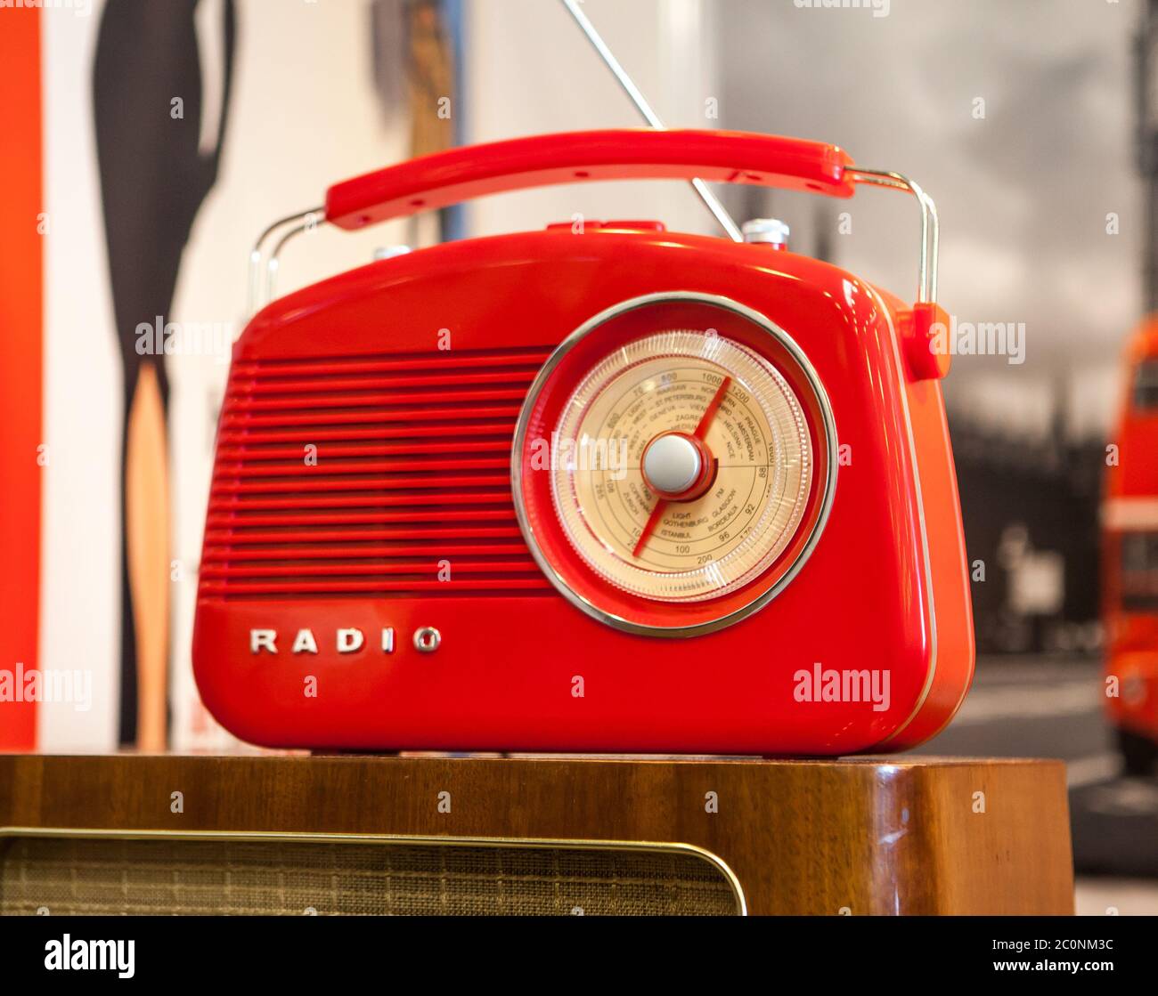 autoradio retro rossa su sfondo chiaro Foto stock - Alamy