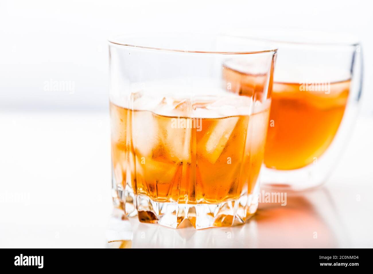 Due bicchieri diversi di whisky Foto Stock