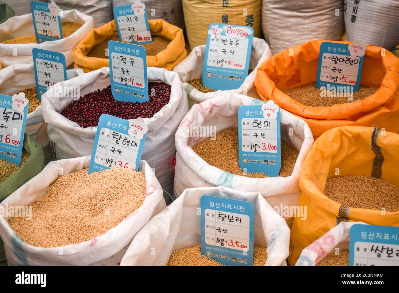 Sacchi con diversi tipi di grano e piselli venduti su un mercato di strada a Seoul Corea del Sud Foto Stock