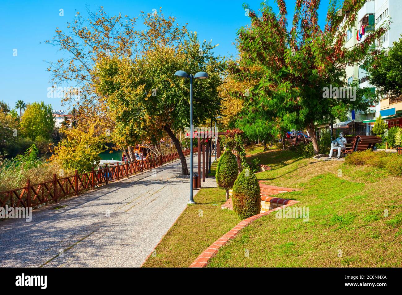 Passeggiata vicino al fiume Manavgat nel parco della città di Manavgat nella regione di Antalya in Turchia Foto Stock