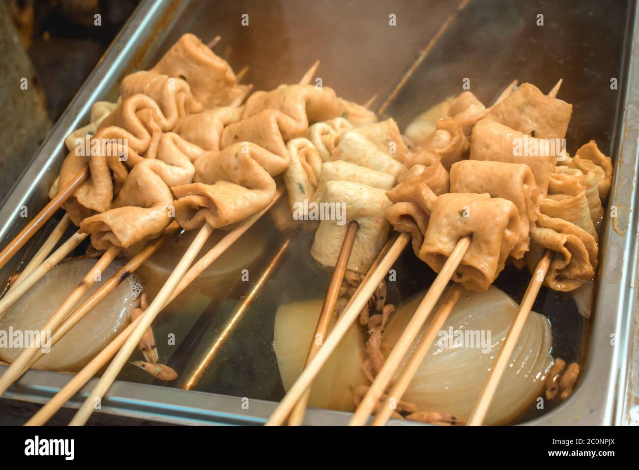 Tofu al vapore su un bastone con cipolla bollita e rafano venduti per le strade a Seoul Corea del Sud Foto Stock