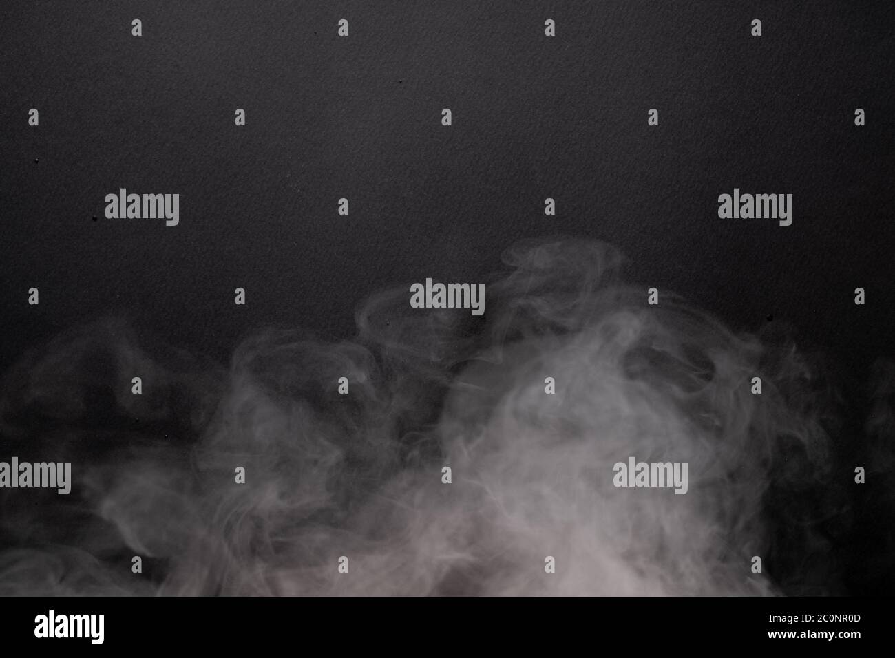 il flusso astratto di fumo da uno sfondo nero. Foto Stock