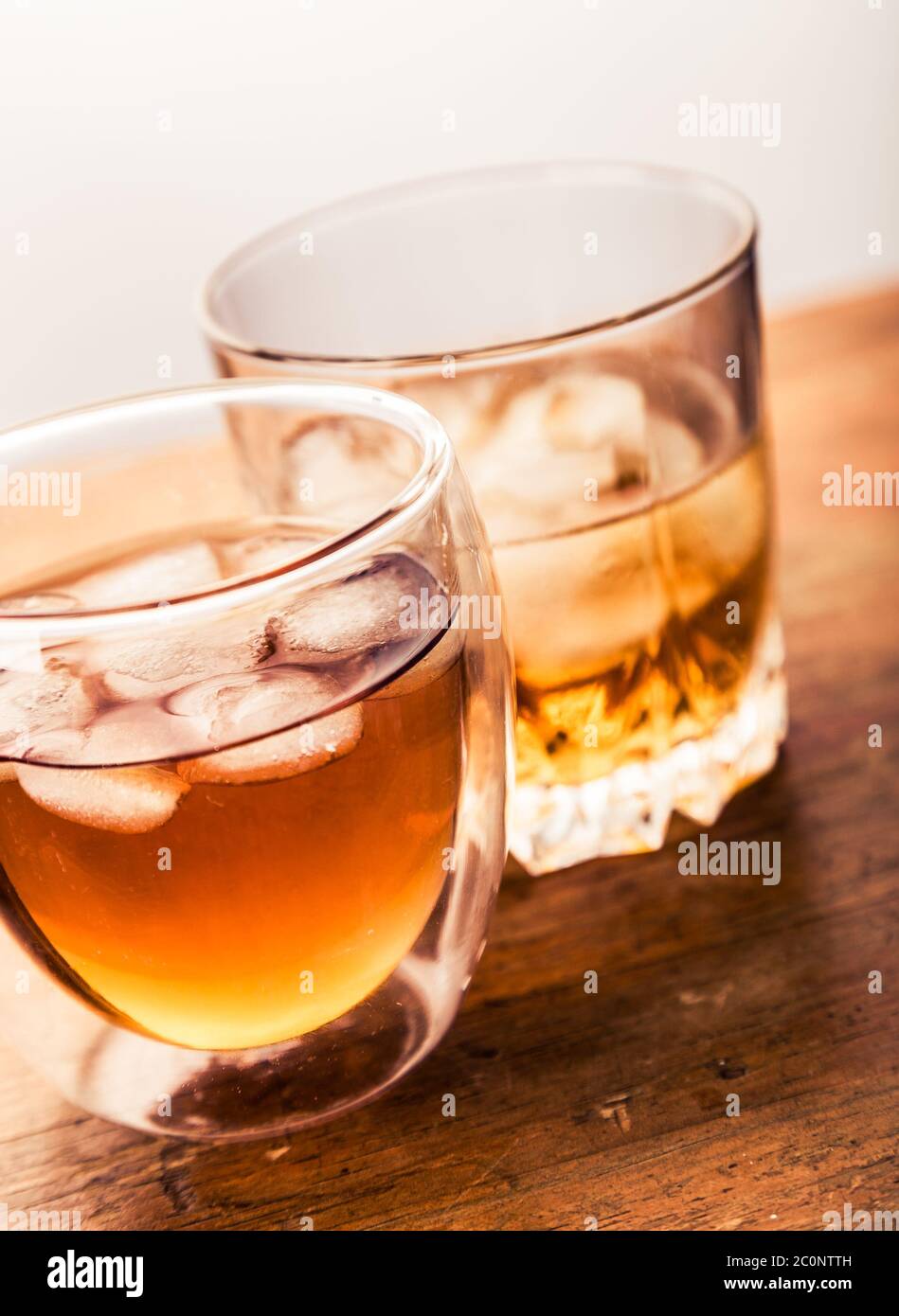 Due bicchieri diversi di whisky Foto Stock