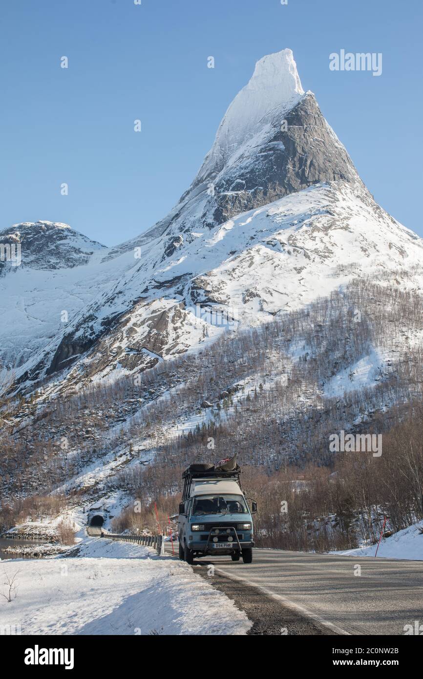 Il mio camper VW e Stetind Mountain. Foto Stock