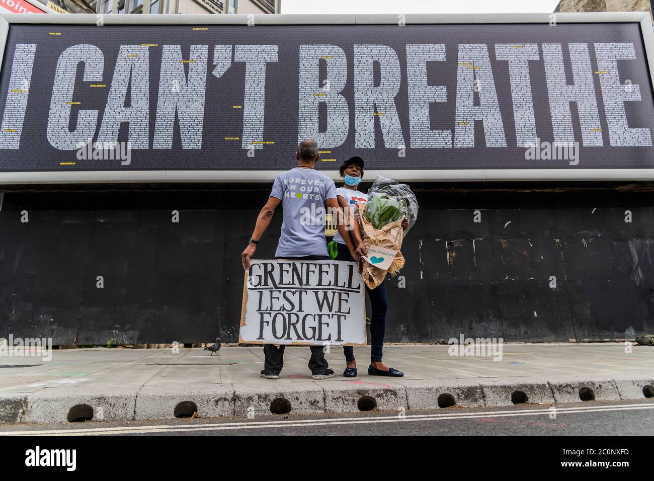 Londra, Regno Unito. 12 giugno 2020. Un cartellone con i nomi (alcuni evidenziati in giallo, come Stephen Lawrence e Mark Duggan) di persone nere uccise dallo stato (in custodia, attraverso la deportazione, ecc.) è svelato sulla strada del ponte di westminster - è stato organizzato da Black Lives Matter, In associazione con altri gruppi come uno dalla torre Grenfell. Le proteste continuano dopo la morte di George Floyd, a Minneapolis la scorsa settimana. Il "blocco" dei morti continua per l'epidemia di Coronavirus (Covid 19) a Londra. Credit: Guy Bell/Alamy Live News Foto Stock