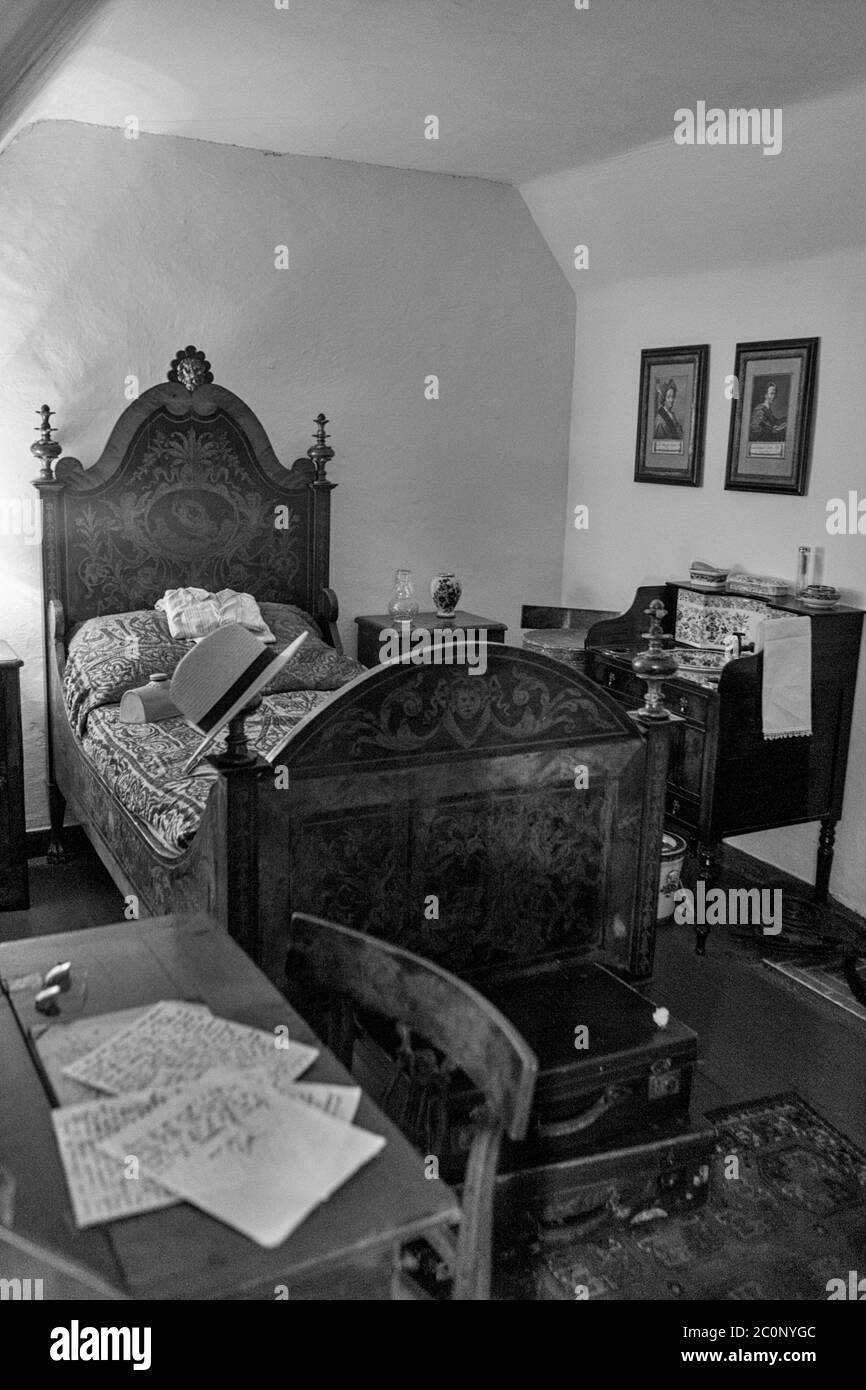 Camera da letto, Castello di Lindisfarne, Northumberland, Inghilterra, Regno Unito. Versione in bianco e nero Foto Stock