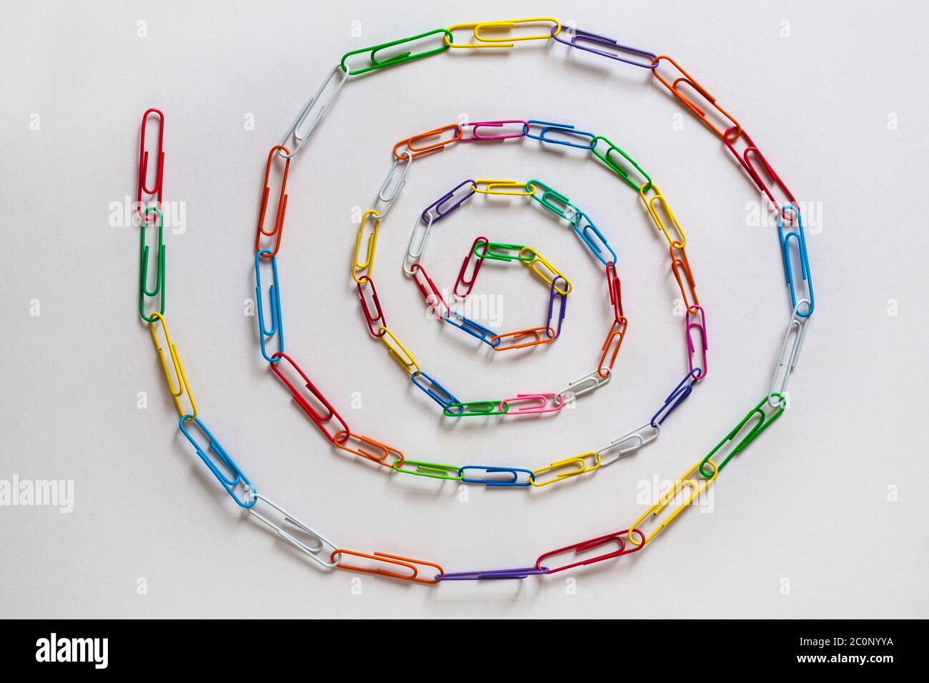 Spirale a catena con graffetta, spirale a catena con graffette, isolata su sfondo bianco - graffette, graffetta astratta Foto Stock