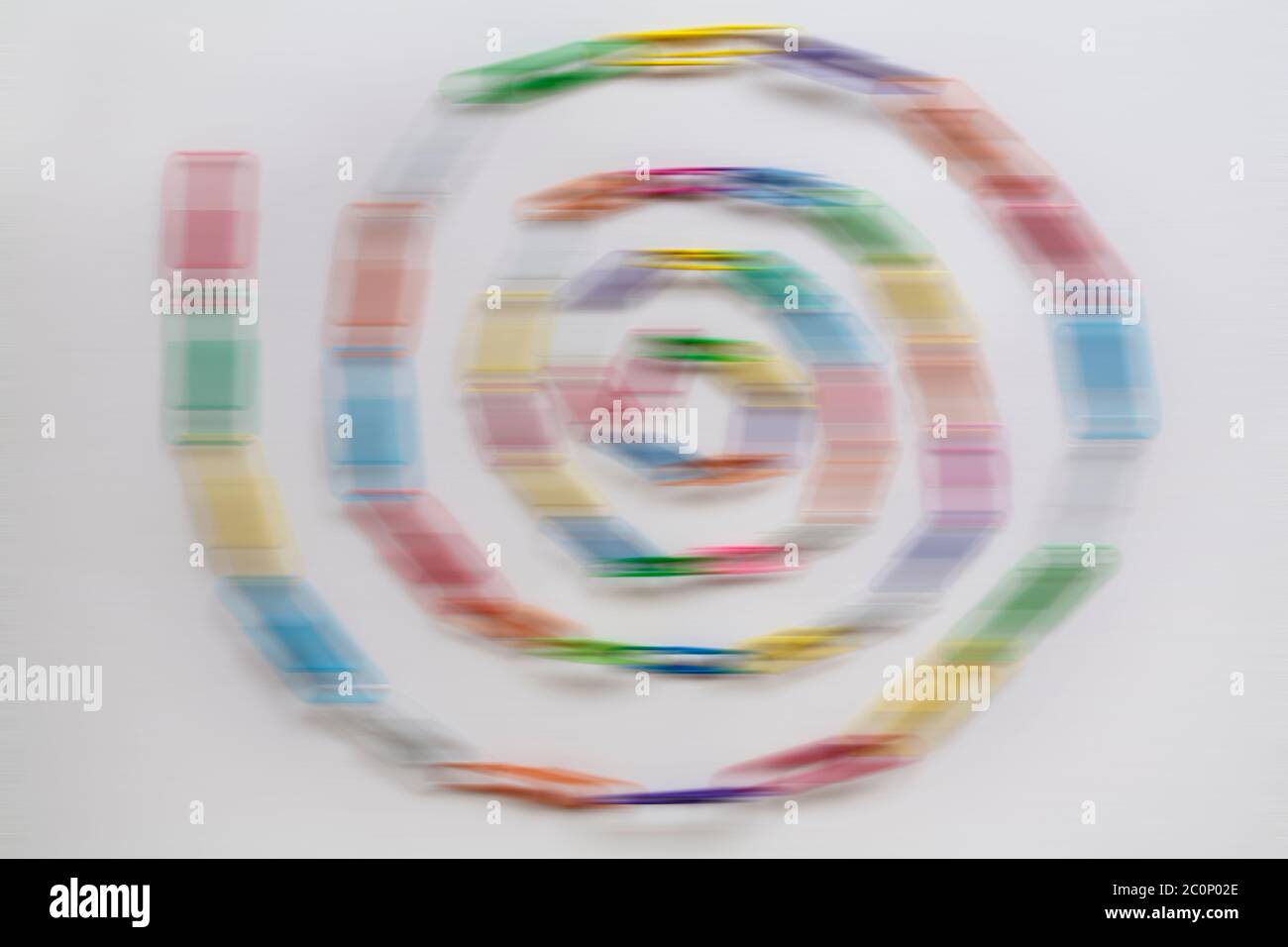 Spirale a catena con graffetta, spirale a catena con graffette, isolata su sfondo bianco - graffette, graffette, sfocatura astratta Foto Stock