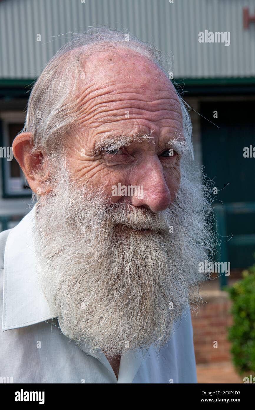 Ritratto di un uomo portatore e locale Sofala NSW Australia Foto Stock