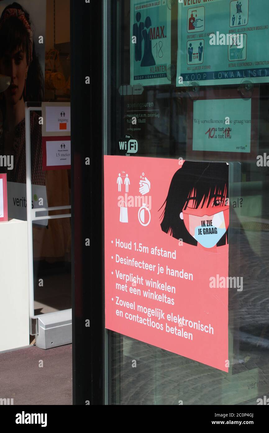 AALST, BELGIO 12 GIUGNO 2020: 'Safe shopping' COVID-19 Consiglio su un cartello all'esterno di un negozio nel centro della città di Aalst. Foto Stock