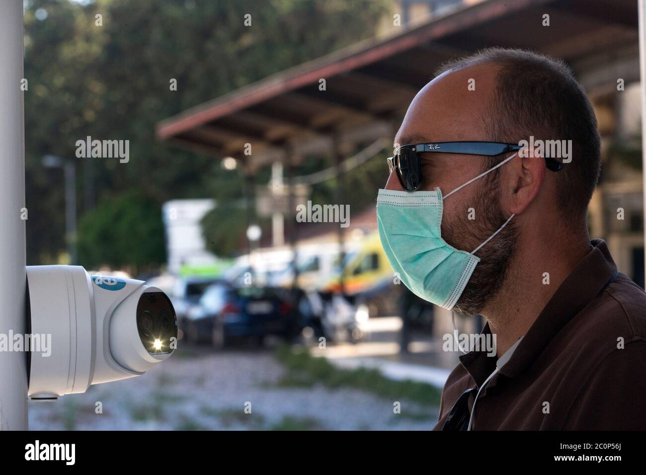 Atene, Grecia. 12 giugno 2020. Il 12 giugno 2020, un passeggero viene sottoposto a scansione della temperatura con una termocamera presso una stazione ferroviaria di Atene, Grecia. Credit: Marios Lolos/Xinhua/Alamy Live News Foto Stock
